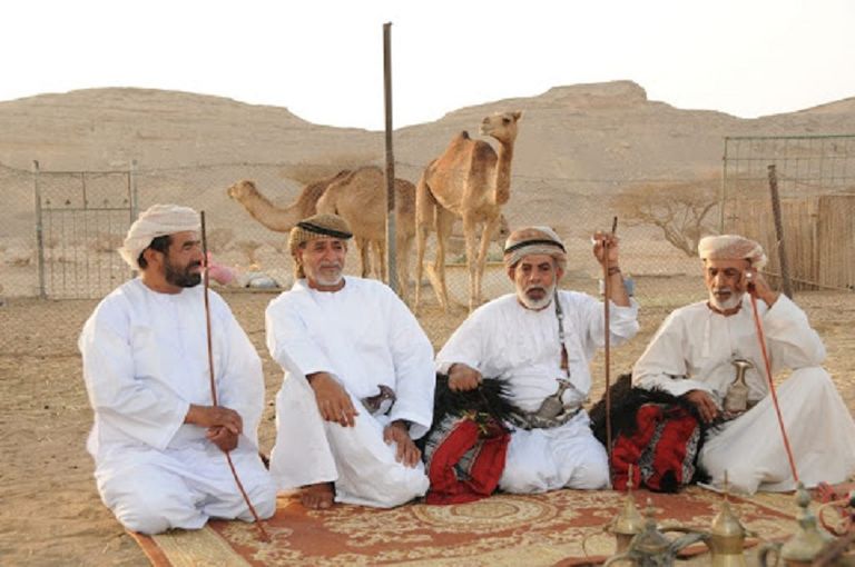 من الرقصات والفنون التي تميز الأفراح العمانية