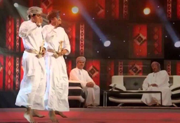 من الرقصات والفنون التي تميز الأفراح العمانية