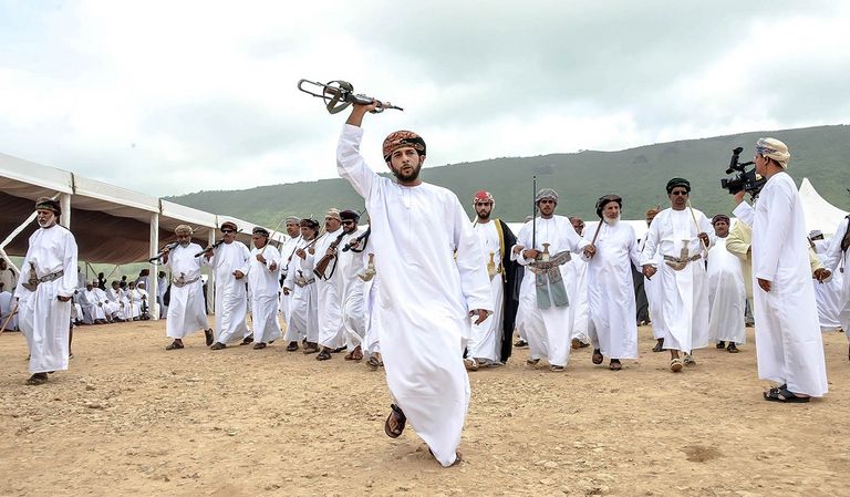 من الرقصات والفنون التي تميز الأفراح العمانية