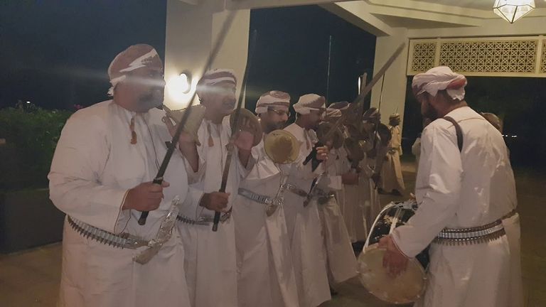 من الرقصات والفنون التي تميز الأفراح العمانية
