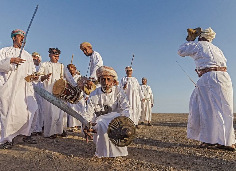 من الرقصات والفنون التي تميز الأفراح العمانية