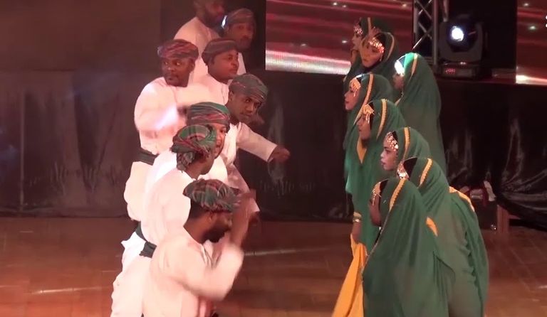 من الرقصات والفنون التي تميز الأفراح العمانية