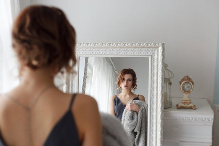 دراسة جديدة.. النظر في المرآة يساعدك على فقدان الوزن