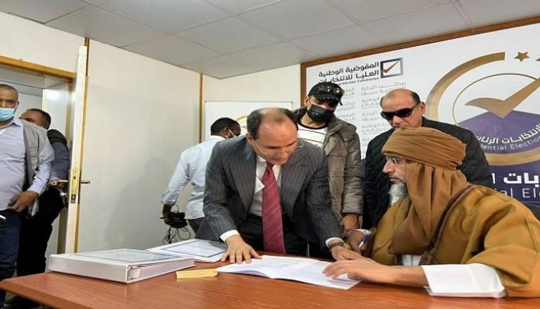 سيف الإسلام القذافي خلال تقديم اوراق ترشحه - أرشيفية
