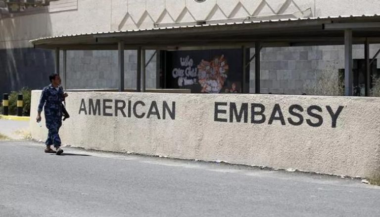 أحد حراس الأمن يسير قرب السفارة الأمريكية بصنعاء- أرشيفية