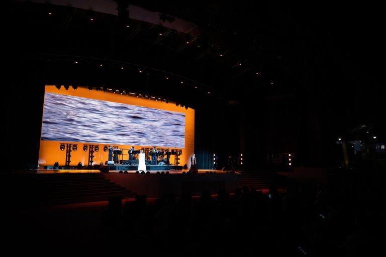 عرض "القمران"