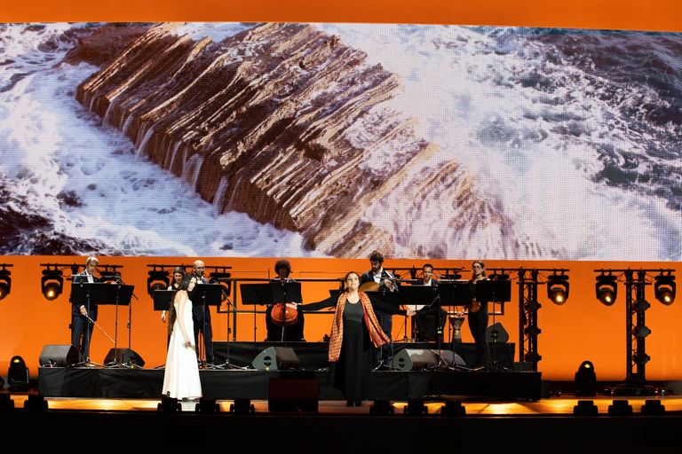 عرض "القمران"