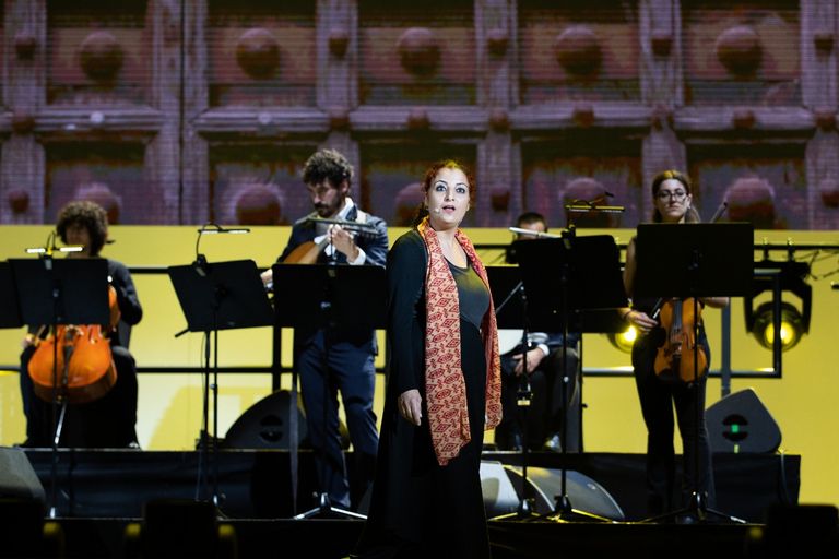 عرض "القمران"