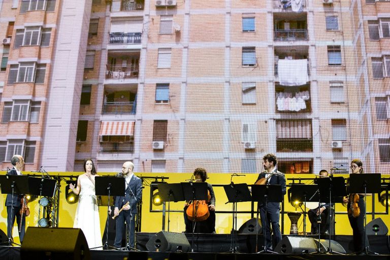 عرض "القمران"