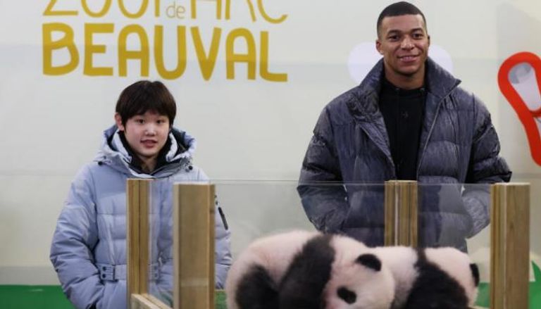 الصينية تشانج جياكي والفرنسي كيليان مبابي مع توأمي الباندا 