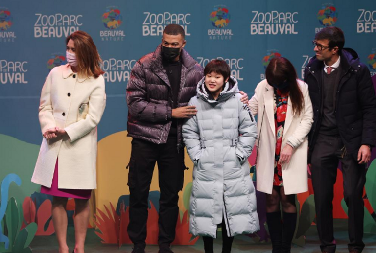 الصينية تشانج جياكي والفرنسي كيليان مبابي مع توأمي الباندا