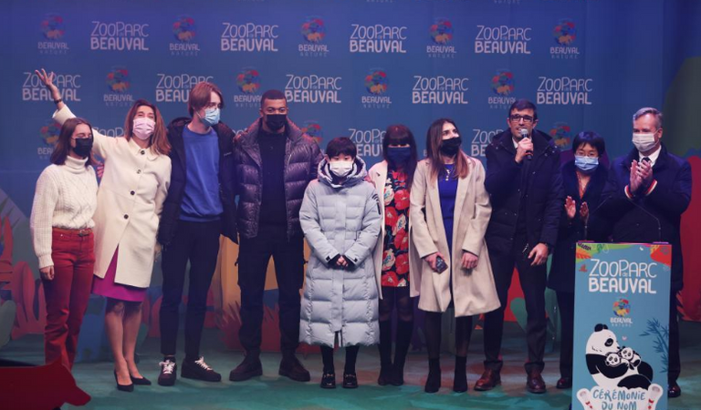 الصينية تشانج جياكي والفرنسي كيليان مبابي مع توأمي الباندا