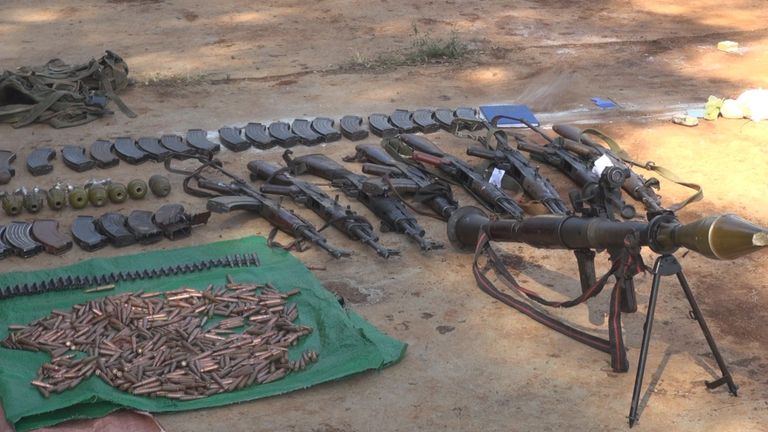 بعض الأجهزة والأسلحة التي ضبطت بحوزة الموقوفين 