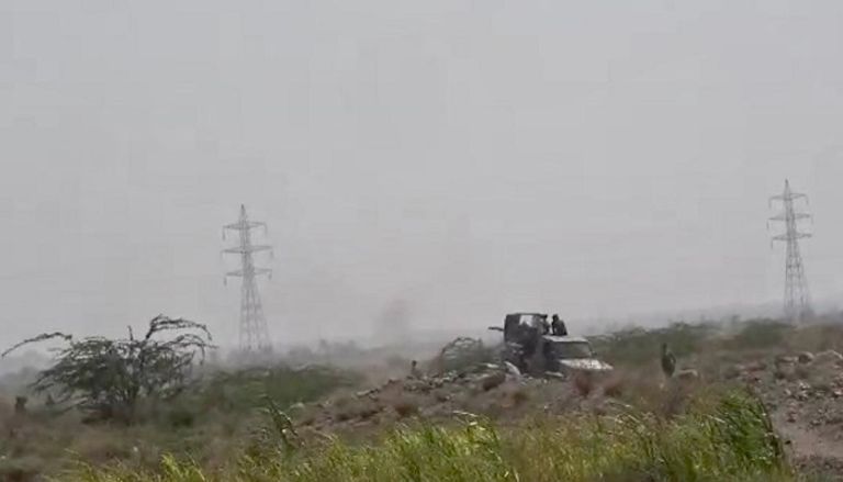 جانب من المعارك بين المقاومة المشتركة والحوثيين بتعز والحديدة