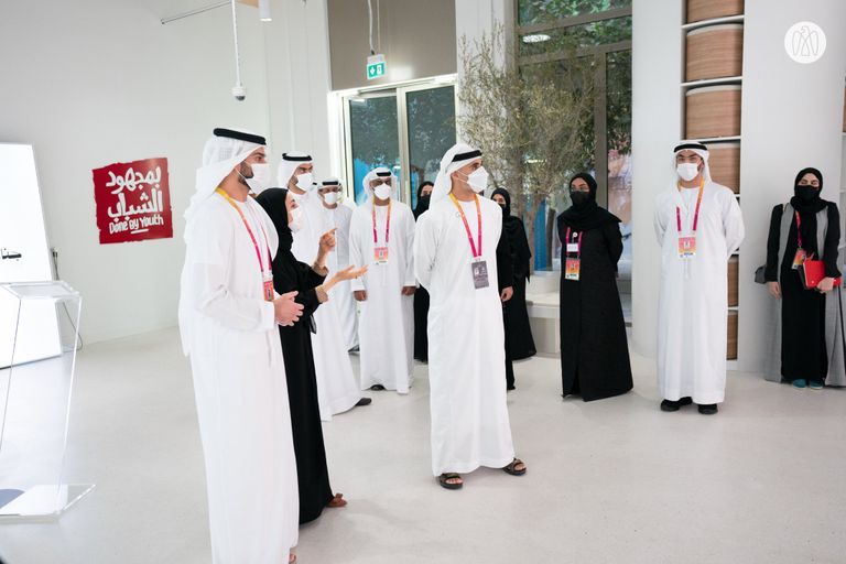 خالد بن محمد بن زايد يزور جناح الشباب في معرض 