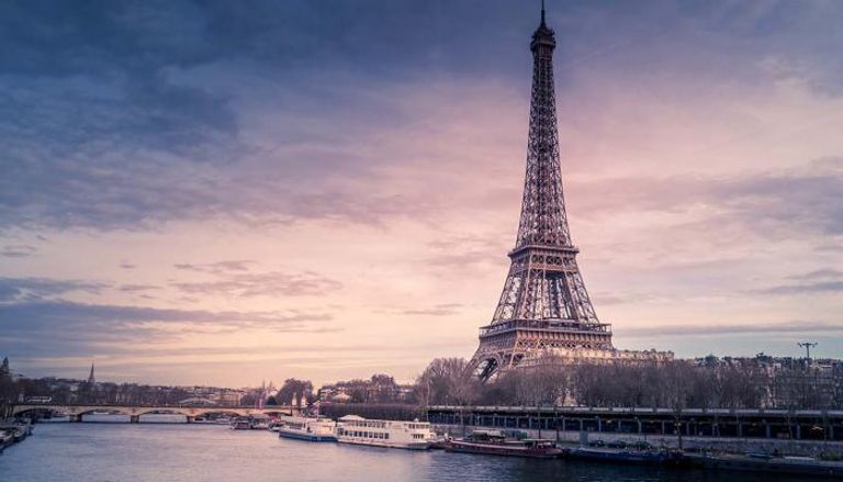 برج إيفل بالعاصمة الفرنسية باريس