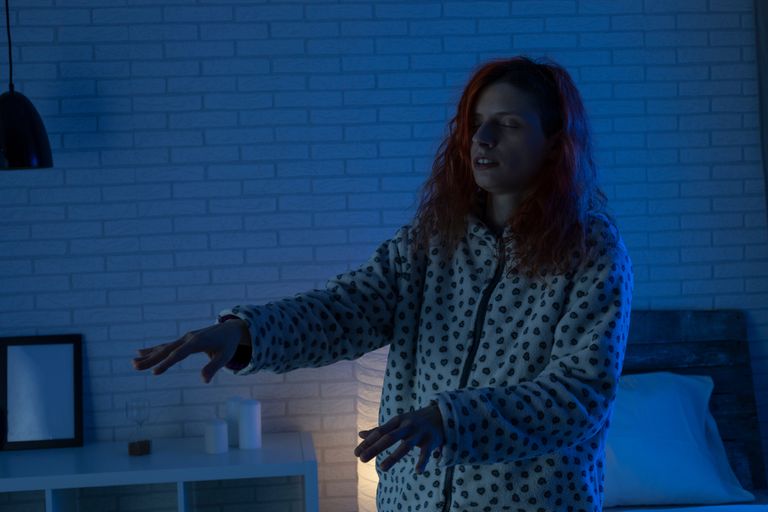 فتاة تمشي أثناء النوم- أرشيفية