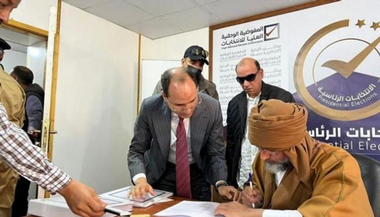 سيف الإسلام القذافي خلال تقديم أورق ترشحه