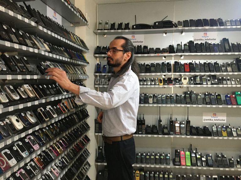 التركي غودك أوغلو بين مقتنايته من الهواتف