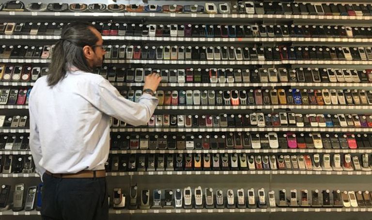 التركي غودك أوغلو بين مقتنايته من الهواتف