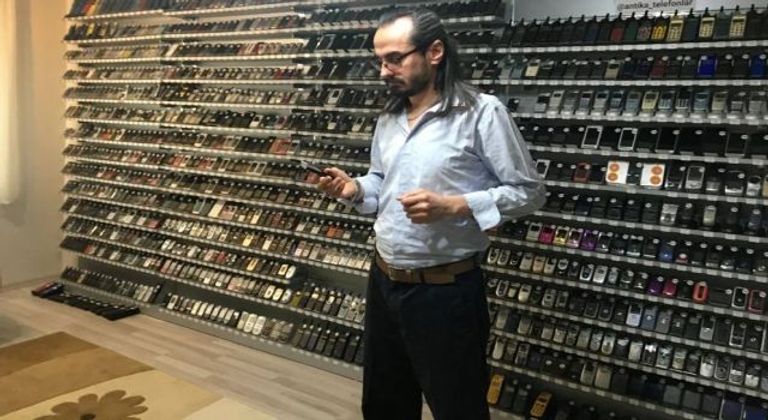 التركي غودك أوغلو بين مقتنايته من الهواتف