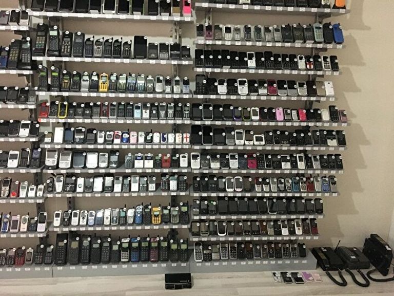 التركي غودك أوغلو بين مقتنايته من الهواتف