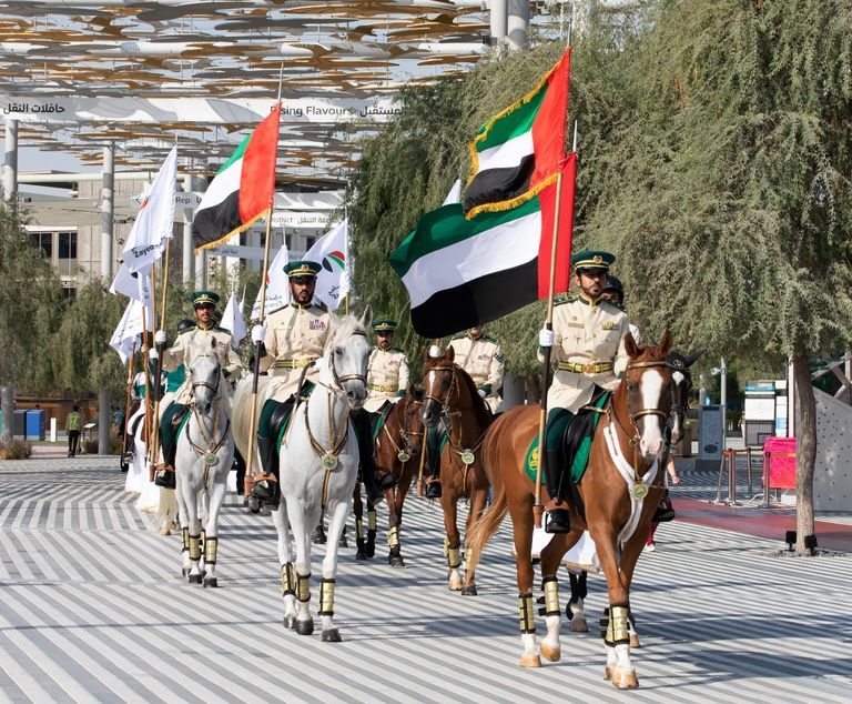 الشيخ نهيان بن مبارك في استقبال موكب فرسان