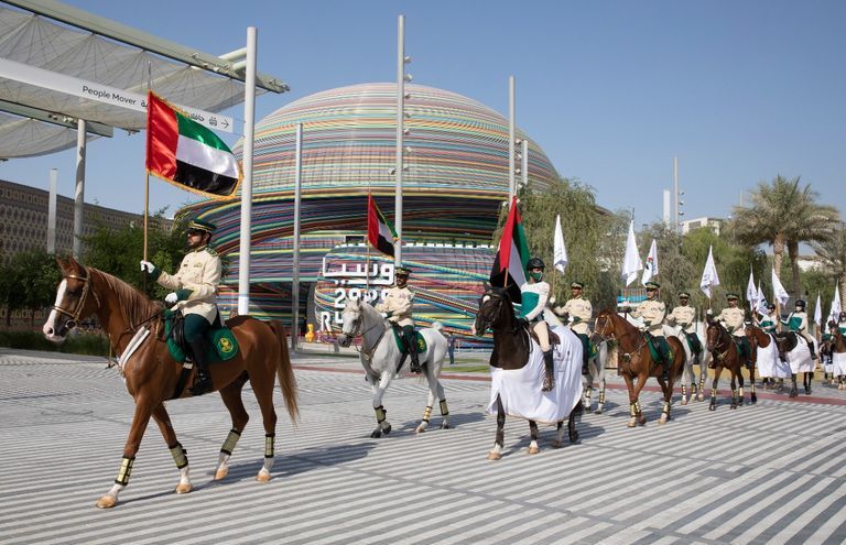 الشيخ نهيان بن مبارك في استقبال موكب فرسان