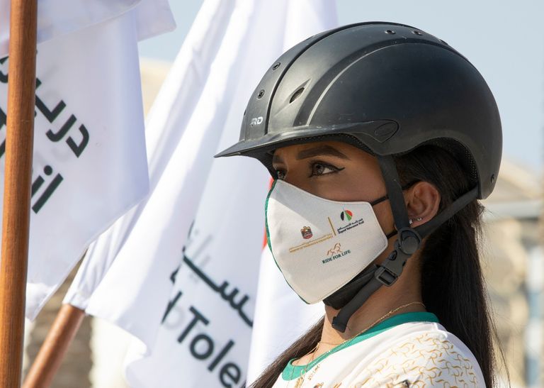 الشيخ نهيان بن مبارك في استقبال موكب فرسان