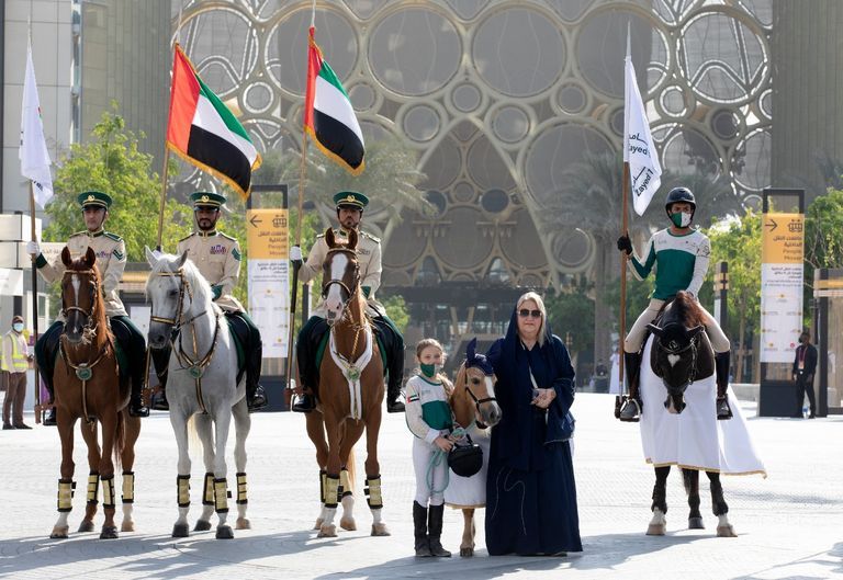 الشيخ نهيان بن مبارك في استقبال موكب فرسان