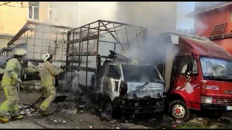 النيران تشتعل بإحدى الشاحنات