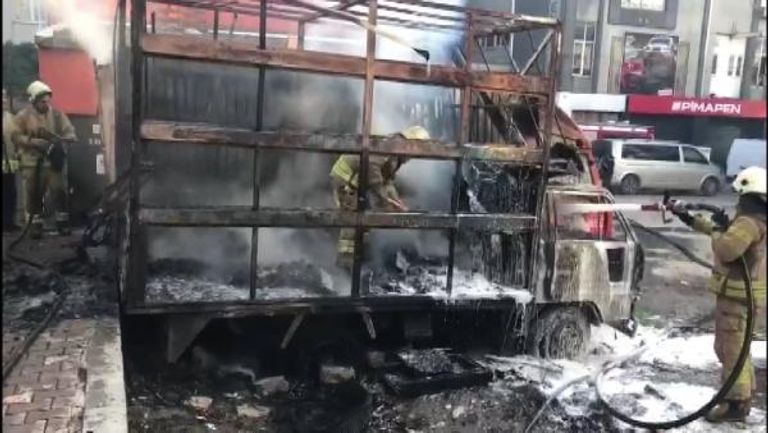 النيران تشتعل بإحدى الشاحنات