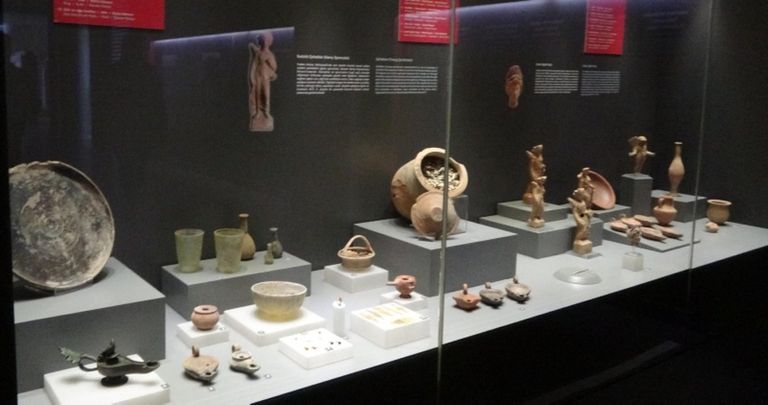 جانب من القطع الأثرية التي تمت مصادرتها