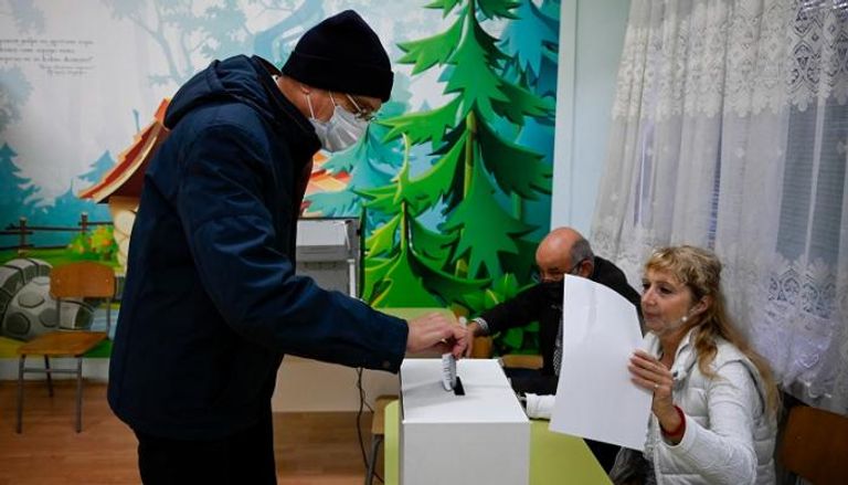 ناخب بلغاري يصوت لاختيار الرئيس- ا ف ب