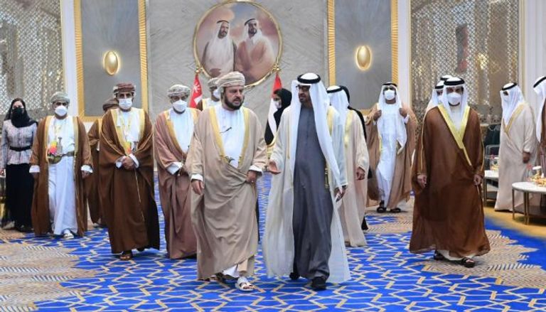 الشيخ محمد بن زايد آل نهيان خلال استقباله ممثل سلطان عمان