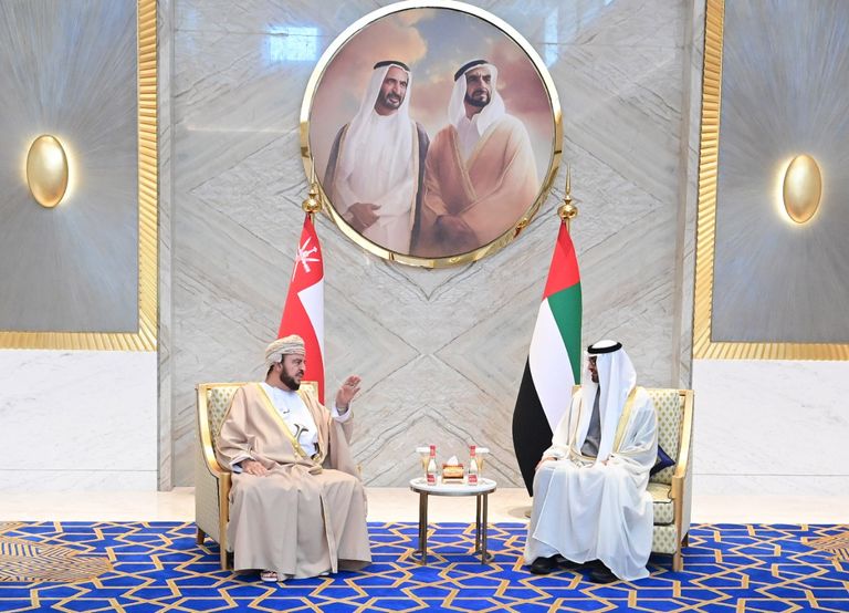 الشيخ محمد بن زايد آل نهيان خلال استقباله ممثل سلطان عمان