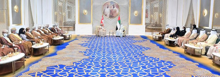 الشيخ محمد بن زايد آل نهيان خلال استقباله ممثل سلطان عمان