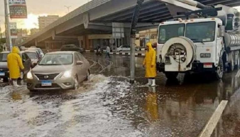 مسؤولو المحافظات سارعوا إلى إرسال سيارات شفط مياه الأمطار من الشوارع