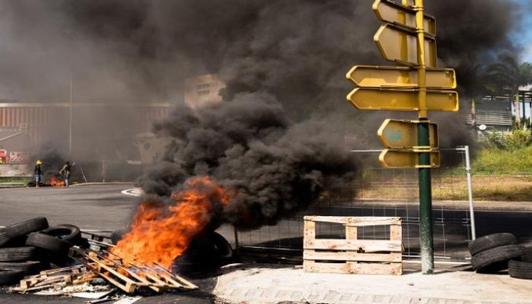 المحتجون يشعلون النيران في إطارات السيارات بشوارع جوادلوب -أ.ف.ب