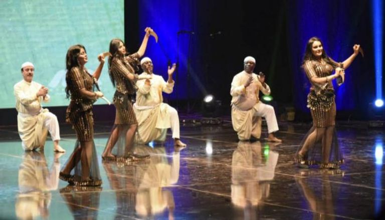 فلكلور شعبي خلال افتتاح مهرجان بغداد الدولي الثاني للمسرح