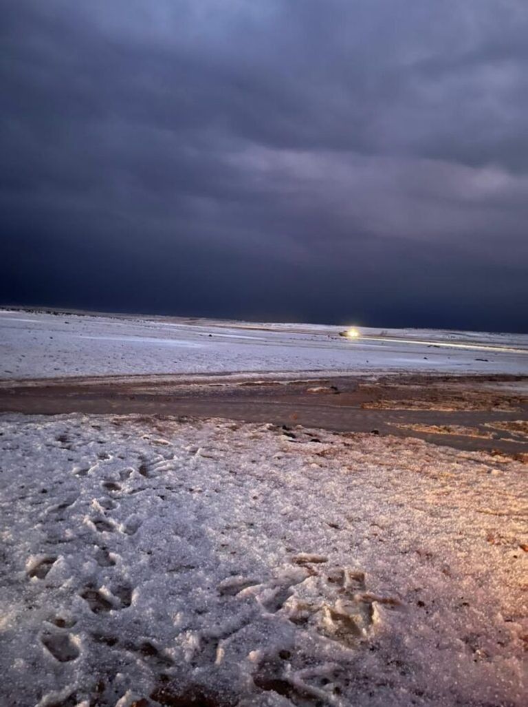 الثلوج تكسو محافظة القريات في السعودية