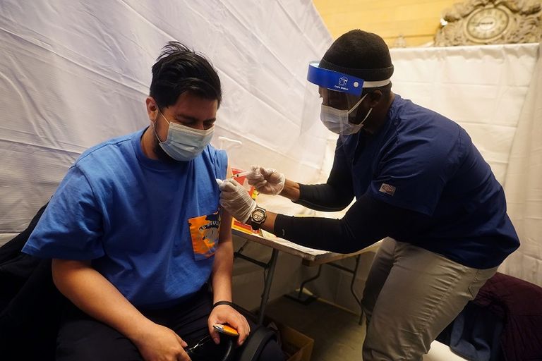 رجل يرتدي كمامة للوقاية من فيروس كورونا