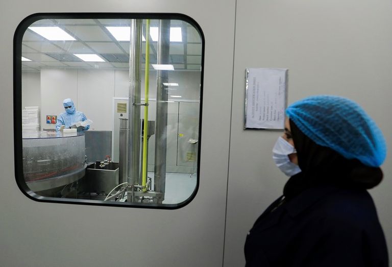 رجل يرتدي كمامة للوقاية من فيروس كورونا