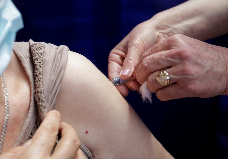 رجل يرتدي كمامة للوقاية من فيروس كورونا