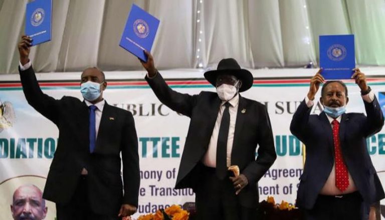 الرئيس كير يتوسط البرهان وحمدوك أثناء توقيع اتفاق سلام جوبا