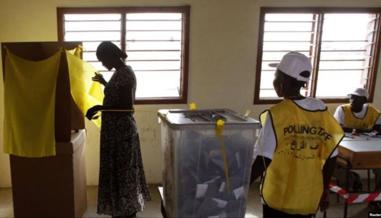 مواطنون من جنوب السودان يدلون بأصواتهم في استفتاء سابق