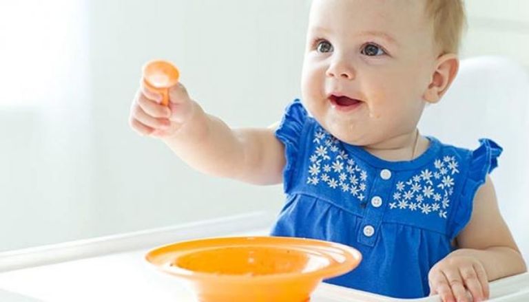 في عمر الـ 9 أشهر يبدأ الأطفال في تناول الأطعمة الصلبة