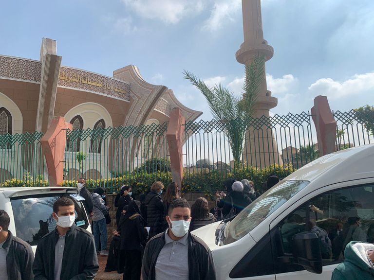 لحظة وصول جثمان الفنانة سهير البابلي إلى مسجد الشرطة بالشيخ زايد