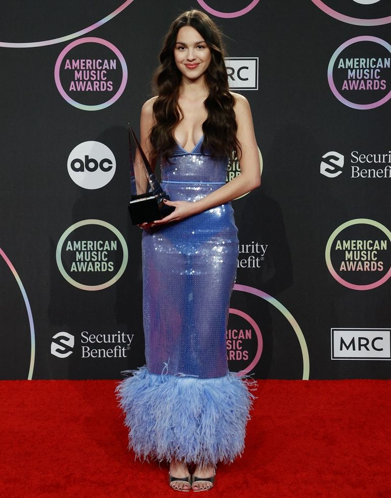 المغنية الأمريكية اوليفيا رودريغو المغنية كالي أوشيس خلال الحفل