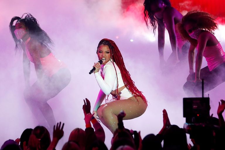 المغنية كالي أوشيس خلال الحفل